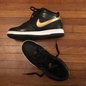 Nike Dunks - Black 🖤 and Gold 💛